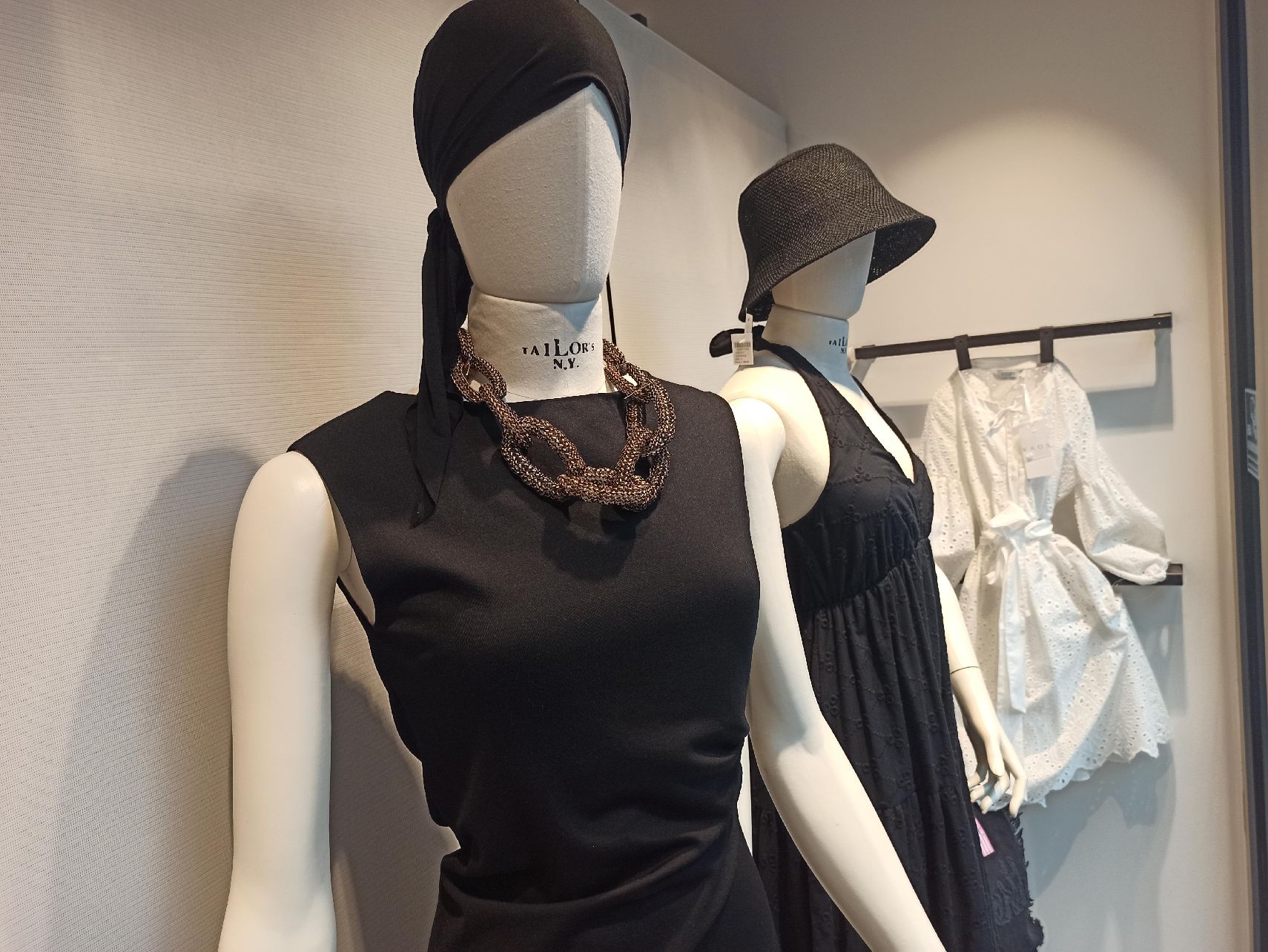 Vetrina in bianco e nero Liviana Conti e Kaos