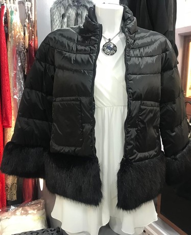 Piumino cappa con bordi ecopelliccia