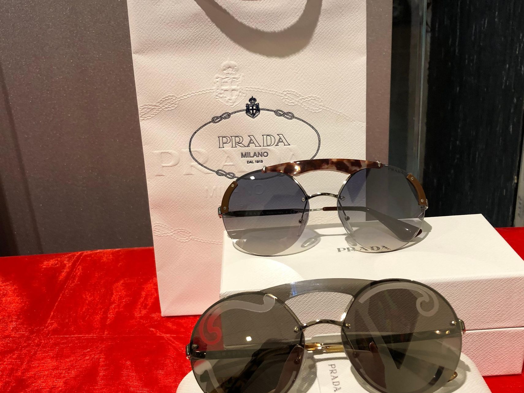 Occhiali Da Sole Prada Nelle Vetrine Di Ottica Foto Capisano Torino