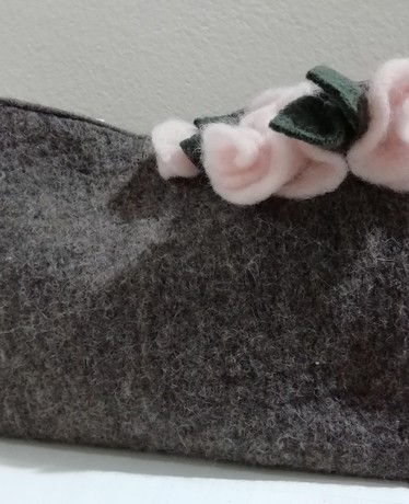 Pochette feltro realizzata a mano