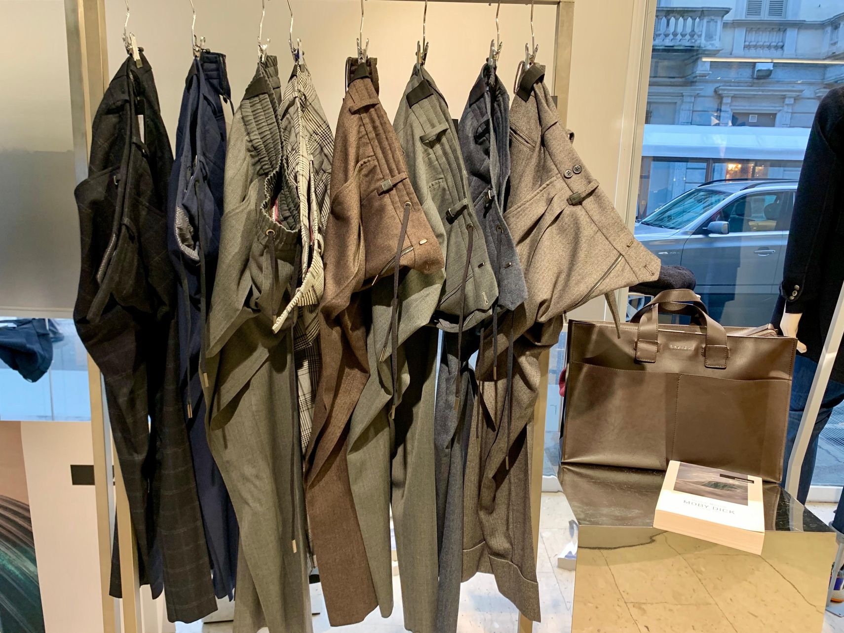 Hosio: i pantaloni che uniscono praticità e stile. 