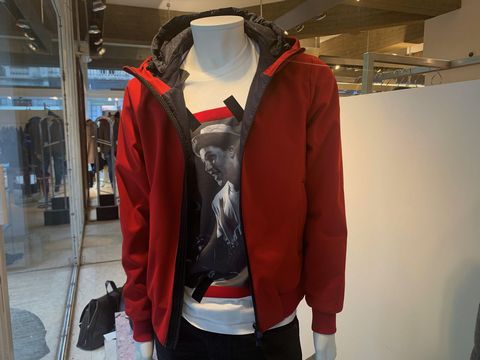 People of Shibuya e Obvious: un outfit da uomo con un tocco di rosso 