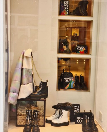 BORSA VERSACE COUTURE https://www.evolutionboutique.it/donna/nuovi-arrivi/borse-e-accessori/versace-jeans-couture-tracolla-grande-in-pelle-con-stampa-baroque-98755