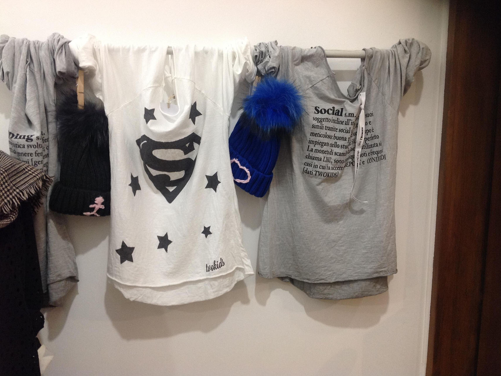 T SHIRT E CAPPELLINI TWOKIDS PER LETTERA F